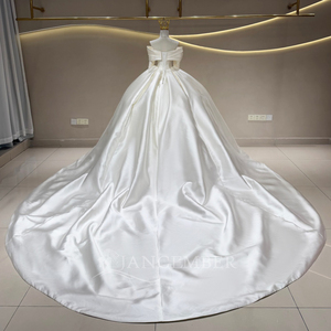 Robe de mariée longue élégante et moderne JFH130, en satin ivoire, avec décolleté cœur, épaules dénudées, dentelle, fleurs en cristal et appliques - Product Image 3