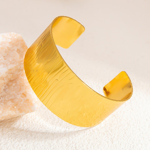 Bracelet large ouvert en acier inoxydable de style européen et américain, plaqué or 18 carats, bijoux de mode pour femmes - Product Image 3