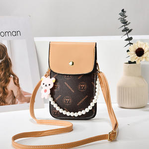 Bolso Bandolera Pequeño con Patrón Monograma Vintage, Adorno de Oso Adorable <span class=keywords><strong>y</strong></span> Cadena de Perlas para Uso Diario - Product Image 5
