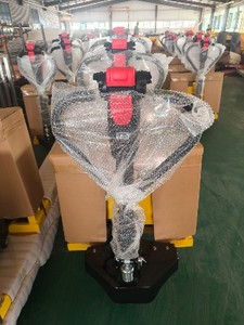 Transpaleta Eléctrica de 1.5 Toneladas, Horquillas de 1500mm, Neumáticos Sólidos, Batería de Plomo-Ácido, Operación Manual en Interiores, Mástil de Una Etapa - Product Image 2