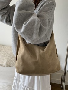 Bolso de imitación de gamuza de gran capacidad, de PU, para otoño/invierno, informal, de un solo hombro, de alta gama, de color liso, para llevar bajo el brazo, <span class=keywords><strong>al</strong></span> <span class=keywords><strong>por</strong></span> <span class=keywords><strong>mayor</strong></span>. - Product Image 4