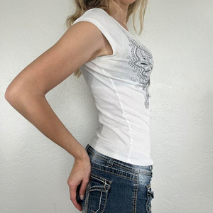 T-shirt côtelé blanc à imprimé papillon pour femme avec boutons, col en V, manches courtes, coupe ajustée, haut décontracté, nouveau style 2026 - Product Image 3