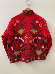 เสื้อแจ็คเก็ตฤดูหนาวลายสัตว์สีแดงกำมะหยี่สไตล์อาร์ติซาน ตกแต่งด้วยงานปักซูซานีแบบวินเทจ ผ้าฝ้ายสุดหรูหรา สไตล์โบฮีเมียน เหมาะสำหรับงานเทศกาล - Product Image 5