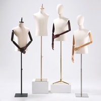 Modèle prop hommes vêtements cintre costume robe costume photo présentoir magasin de vêtements