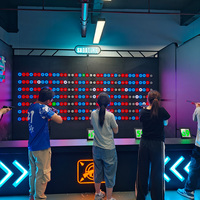 Campo de tiro con pistola láser, juego interactivo, simulador de tiro con láser, sala de entrenamiento