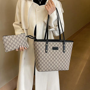 กระเป๋าถือสะพายไหล่ผู้หญิงแบบมินิมอล ขายส่งจากโรงงานโดยตรง กระเป๋าโท้ทผู้หญิงพร้อมลายพิมพ์ ชุดกระเป๋าดีไซน์ใหม่ - Product Image 1