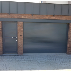 <span class=keywords><strong>Porte</strong></span> de <span class=keywords><strong>garage</strong></span> automatique isolée en aluminium à enroulement avec <span class=keywords><strong>porte</strong></span> piétonne intégrée style patrimonial pour villa, gris RAL - Product Image 2