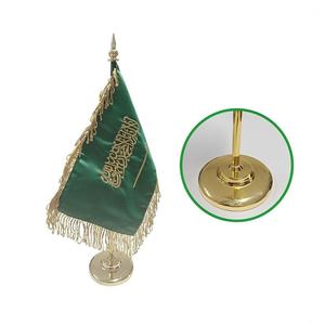 サウジアラビア工場製 刺繍入りテーブルフラッグ ゴールドフリンジ付きメタル旗竿 オフィスデスクトップ装飾品 国慶節ギフト - Product Image 2