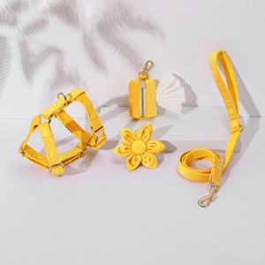 Produk Dagang teratas 2024 beludru kuning tas kotoran anjing pemegang dispenser harness anjing lucu dengan set tali rompi hewan peliharaan dengan bunga - Product Image 1