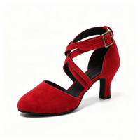 Chaussures de danse pour femmes, daim de vache rouge, double bride croisée, talon moyen, semelle en daim, chaussures de danse latine à boucle