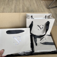 Sacs en papier épais et résistants de haute qualité pour courses, cadeaux, cosmétiques, sacs en papier de luxe personnalisés avec logo estampé à chaud