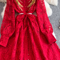 Robe longue élégante pour femme, en dentelle vert foncé, coupe trapèze, manches longues, ornée de détails dorés, avec ceinture, pour soirée décontractée
