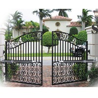 Portail coulissant en fer de style campagnard pour entrée de grande allée et accès à une propriété rurale nécessitant une large ouverture pour les résidents
