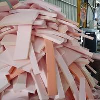 Vente en gros de balles compressées de déchets de mousse PU de couleurs mélangées pour le nettoyage à sec, pour la fabrication de coussins pour animaux de compagnie et l'emploi industriel