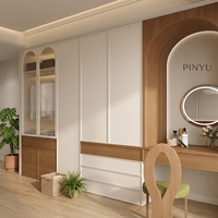 Armoire de chambre à coucher en bois bicolore crème avec portes en verre cannelé cintrées, plafond intégral et compartiment inférieur pour rangement de bagages