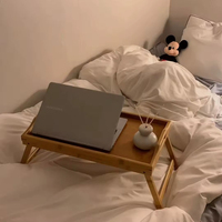 Table de lit en bambou de qualité supérieure avec pieds pliables et poignées de transport, bureau multifonctionnel pour le petit-déjeuner et l'utilisation d'un ordinateur portable