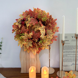 Guirnalda de hojas de arce simuladas de otoño, decoración de flores de seda redonda de 35 cm para exhibición en ventanas del hogar en Acción de Gracias - Product Image 1