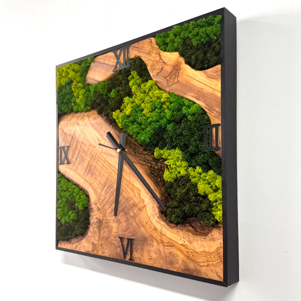 Reloj con panel de musgo