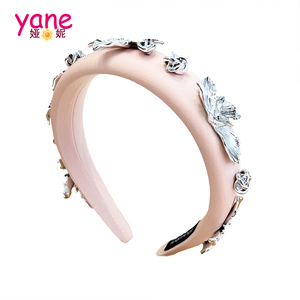 عصابة رأس معدنية وفضية ساتان واسعة بتصميم عصري من الساتان للنساء - Product Image 3