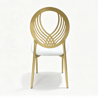 Chaise de réception moderne en métal doré avec dossier Phénix, coussin blanc, pour événements et location de mariage