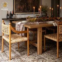 Chaise de salle à manger rustique en bois massif noir avec assise et dossier tressés, style méditerranéen, avec embouts en forme de boule