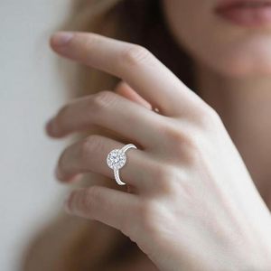 แหวนหมั้นเพชร SGARIT Halo ทองคำขาว 14k ประดับเพชรด้านข้าง 0.5 ถึง 2.5 กะรัต รับรองโดย IGI เพชรทรงกลมเจียระไนแบบบริลเลียนท์ที่เพาะเลี้ยงในห้องปฏิบัติการ - Product Image 6