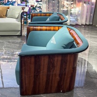 Ensemble de canapés en cuir véritable de luxe italien en forme de U, style moderne et simple, avec placage de bois rouge haut de gamme pour villa.