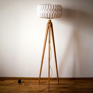 Lámpara de pie náutica antigua hecha a mano, blanca y marrón, con trípode de madera, modelo coleccionable. - Product Image 1