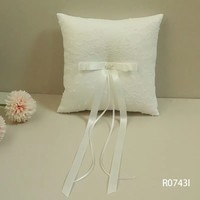 Coussin de mariage brodé et gaufré avec nœud appliqué R0743