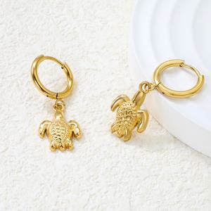 Boucles d'oreilles créatives personnalisées en forme de tortue marine, étanches, plaquées or 18 carats, en acier inoxydable, pour l'été, vente en gros - Product Image 3