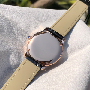 Montre mécanique automatique élégante et tendance, gravée avec un motif radial, cadran blanc, bracelet noir brillant, chronométrage précis - Product Image 6