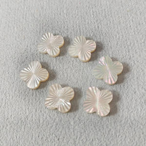Nuevo Diseño 2026, Dije de Concha de Nácar Blanco con Trébol de Cuatro Hojas, Incrustaciones de Cuentas con Ondas Láser, Dije para Joyería DIY, Económico - Product Image 4