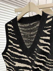 Gilet en tricot à rayures zébrées col en V pour femme, pull sans manches décontracté et ample, gilet de mode pour femme, haut tricoté à superposer, vente en gros - Product Image 4