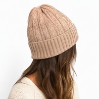 Bonnet tricoté personnalisé beige à revers en maille torsadée pour l'hiver – Fabrication OEM/ODM