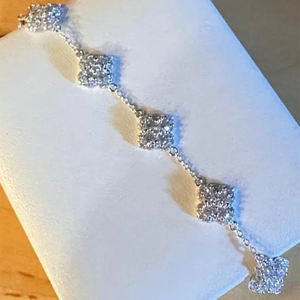 Glänzendes Silber- & Goldplattiertes Liebes-Kupferarmband mit Vierblättrigem Kleeblatt-Anhänger, Süßer Blumenstil-Charm, Feines Moissanit-Armband für Damen - Product Image 6