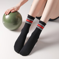 Vente en gros OEM personnalisé de haute qualité Jacquard lettres respirant anti-dérapant coton Fitness Pilates Crew Yoga chaussettes