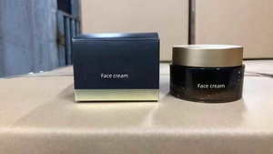 Crème hydratante pour le visage en capsule dorée à la vitamine C 50ml Vente en gros Crème pour le visage anti-âge anti-rides végétalien - Product Image 2