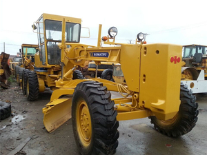 รถเกรดเดอร์มือสอง ปี 2018 ยี่ห้อโคมัตสึ รุ่น GD623A เครื่องยนต์ CAT ระบบควบคุมไฮดรอลิกขั้นสูง ความแม่นยำในการปรับระดับที่แม่นยำ สำหรับงานปรับระดับพื้นผิวทางวิ่งสนามบิน - Product Image 2