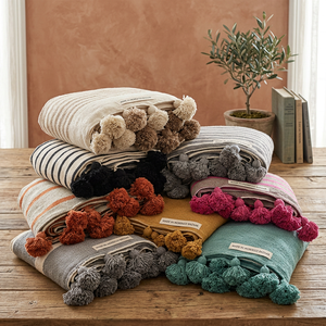 Mantas de Invierno Hechas a Mano de Algodón y Lana con Pompones, Lavables a Máquina - Product Image 1