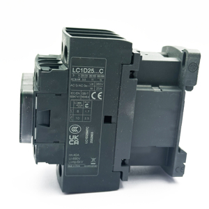 Relé de Control LC1D25M7C de Alta Calidad con Tres Contactos Normalmente Abiertos y Dos Cerrados - Product Image 1