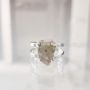 แหวนเงินแท้ 925 ประดับพลอยลาบราดอไรต์ดิบธรรมชาติ สำหรับผู้หญิง ดีไซน์แบบตอกลาย 2 วง เหมาะสำหรับเทศกาลคริสต์มาส - Product Image 1