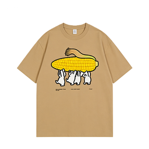 T-shirt girocollo con stampa di coniglietti che portano un mais gigante, unisex, vestibilità ampia, estiva, casual, streetwear. - Product Image 5