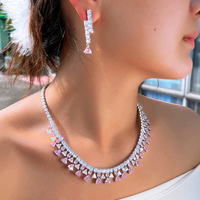 Juego de Joyería de Lujo con Circonita Cúbica Brillante en Forma de Triángulo Blanca y Rosa para Mujer, Juego de Collar y Pendientes para Reuniones y Fiestas