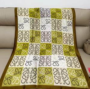 2025 Роскошный дизайнерский брендовый атласный шелковый шарф 180*90 см длинный шаль с жаккардовым узором в клетку оптом для женщин на лето - Product Image 2