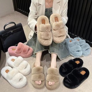 Pantoufles d'intérieur chaudes en peluche pour femmes, grande taille, couleur bonbon, à brides croisées, avec fourrure, talon de 5 cm, plateforme de 7 cm - Product Image 1