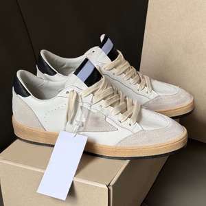 Sneakers de créateur pour hommes avec cuir vieilli et motifs étoiles dorées luxueux, très attrayantes et adaptées aux sports de plein air. - Product Image 3