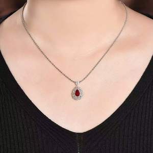 Bague en or massif 18 carats avec rubis sang de pigeon de 1,17 ct, pierre précieuse naturelle non chauffée de Mozambique, taille poire, 63 diamants entourants de 0,72 ct - Product Image 6