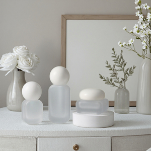 30/50/100/120ml Set di imballaggi cosmetici <span class=keywords><strong>in</strong></span> <span class=keywords><strong>vetro</strong></span> bianco di lusso smerigliato flacone per lozione Spray da 30g di vasetto per crema da 50g contenitore cosmetico vuoto - Product Image 1