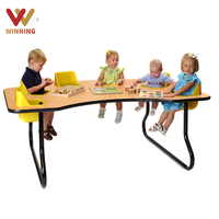 Ensemble de mobilier pour garderie et crèche Montessori : table et chaise pour repas d'enfants, aménagement de salle de classe pour centre de puériculture