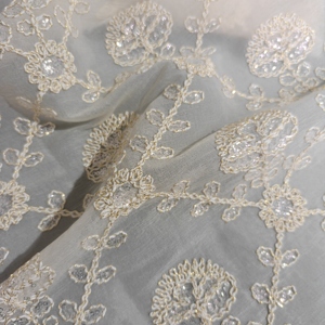 Tissu en crêpe de polyester à haute torsion avec motifs floraux en losanges répétés, combiné à des paillettes et des broderies en cordon - Product Image 2